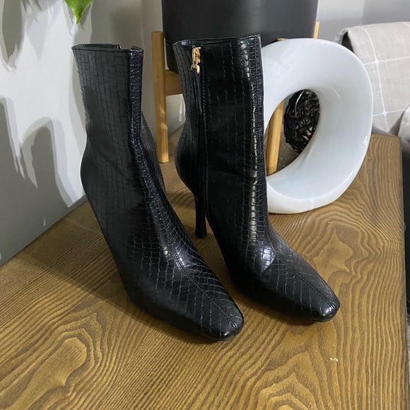 Billini booties in black. Women’s size 7- like new - Picture 11 of 11